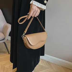 Sac hobo rétro kaki en similicuir texturé avec bandoulière réglable pour femme