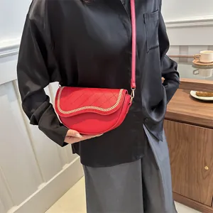 Sac selle matelassé rouge chic pour femme avec détail de chaîne dorée et cuir