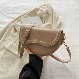 Détail du sac selle kaki avec surpiqûres matelassées et broderie chaîne dorée élégante