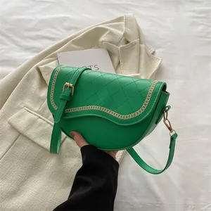Détail du sac selle matelassé vert avec chaîne dorée et bandoulière réglable