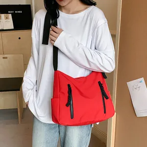 Sac à bandoulière rouge grande capacité en nylon avec bandoulière noire réglable