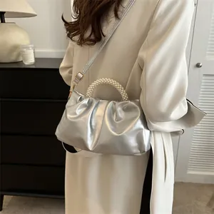 Détail du sac nuage argenté aux plis métallisés avec poignée en perles et bandoulière