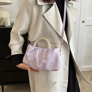 Détail du sac nuage plissé lavande avec poignée en perles et fine bandoulière