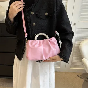 Sac bandoulière plissé rose style nuage avec poignée en perles blanches et boucles dorées