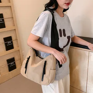 Sac fourre-tout chic en nylon beige de grande capacité avec bretelles noires réglables