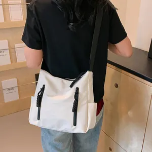 Grand sac cabas blanc en nylon pour femme avec deux fermetures éclair et bandoulière large