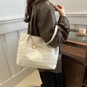 Borsa tote bianca in tweed testurizzato con catena dorata e elegante design trapuntato