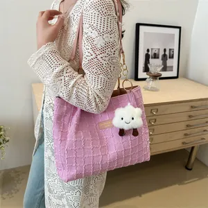 Borsa tote rosa a pieghe con ciondolo a nuvola e spalline sottili per uso quotidiano