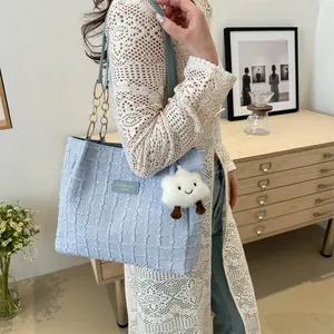 Borsa tote trapuntata celeste con catena dorata e ciondolo a nuvola da ufficio