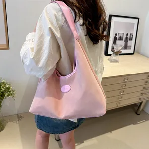 Große rosa Hobo-Schultertasche am Modell in einer gemütlichen häuslichen Umgebung