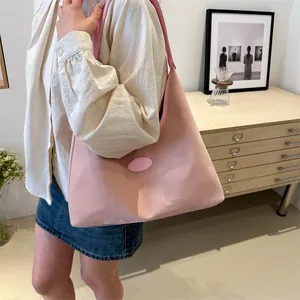 Große rosa Schultertasche in matter Optik mit minimalistischem Etikett für Damen