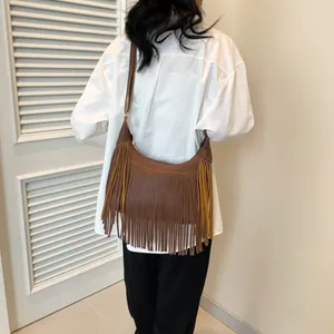 Vue arrière du sac bandoulière marron à longues franges de style bohème sur modèle