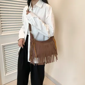 Sac bandoulière demi-lune marron à franges avec texture grainée et sangle réglable