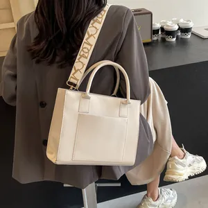 Vue arrière d'un sac cabas blanc chic avec large bandoulière à motifs pour femme