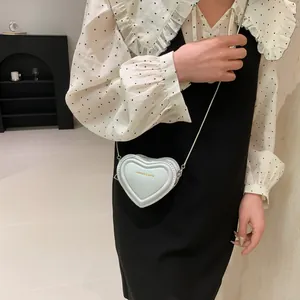 Mini sac à bandoulière blanc en forme de cœur avec élégante chaîne en métal pour femme