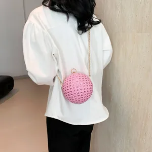 Schicke rosa Kugelhandtasche mit schimmernden Perlen und goldener Kette für Damen