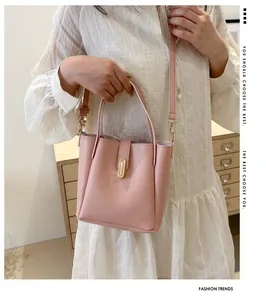 Détail du sac seau rétro rose avec boucle dorée et bandoulière réglable