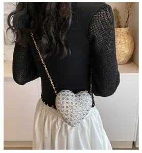 Sac à bandoulière chic en forme de cœur argenté avec strass brillants et chaîne dorée