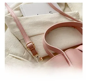 Détail de la bandoulière réglable en similicuir rose avec boucle en métal doré chic