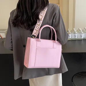Sac cabas rose en similicuir avec large bandoulière jacquard et poche extérieure épurée