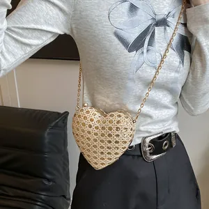 Sac à bandoulière en forme de cœur couleur champagne avec paillettes dorées et chaîne