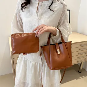 Ensemble sac seau en similicuir caramel avec bandoulière et pochette assortie