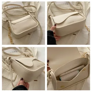 Detalle del bolso bandolera de cuero PU beige con espacio interior y cadena dorada