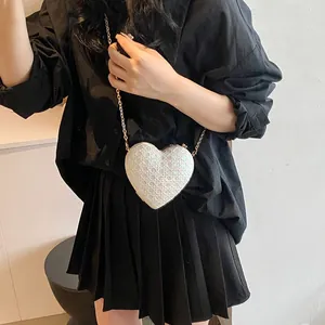 Sac à bandoulière chic blanc en forme de cœur avec texture pailletée et chaîne dorée