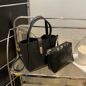 Vue détaillée du sac seau noir avec pochette intérieure et finitions dorées élégantes
