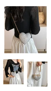 Vue détaillée du sac de soirée en forme de cœur avec strass et chaîne dorée chic