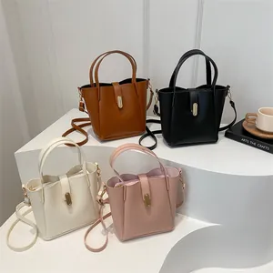 Sac Seau en Cuir PU pour Femme Avec Pochette Intérieure Mode Coréenne Rétro Sac à Main Grande Capacité Avec Boucle Métal