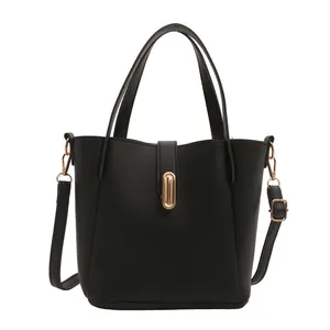 Sac seau classique en cuir noir avec boucle dorée et bandoulière réglable pratique