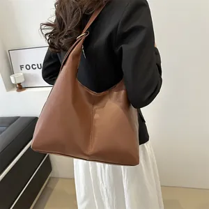 Detail-Rückansicht einer großen braunen Tote-Bag am Modell zeigt Größe und Passform
