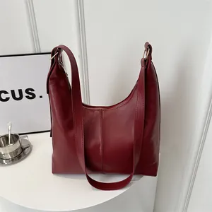 Detail der dunkelroten Hobo-Tasche aus Kunstleder mit silbernem Reißverschluss