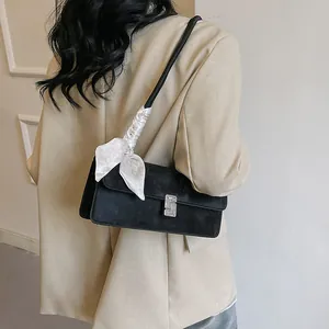 Grand sac bandoulière noir avec boucle S en strass et foulard en soie pour femmes