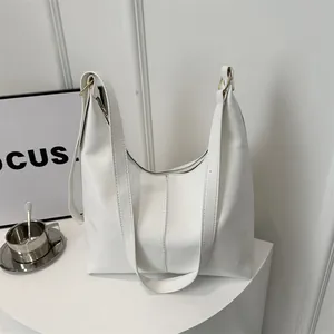 Minimalistische weiße Shopper-Tasche aus PU-Leder mit breitem Gurt und Reißverschluss