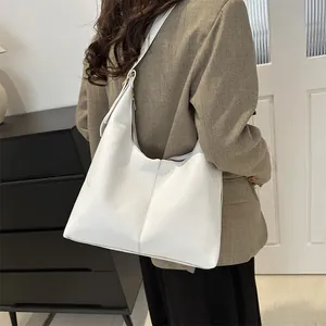 Weiße große Hobo-Tasche aus Kunstleder mit vertikalen Nähten und verstellbarem Schultergurt