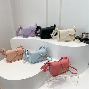 Bolsos bandolera minimalistas tipo silla en colores pastel con cadena dorada