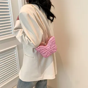 Bolso de noche rosa con forma de mariposa, pedrería rosa y correa de cadena dorada
