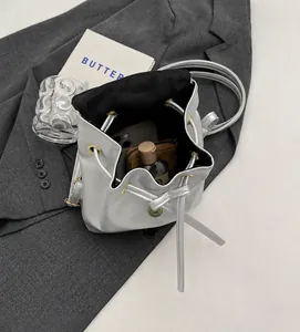 Binnenaanzicht toont de ruime capaciteit van deze zilveren emmer-tas met trekkoord