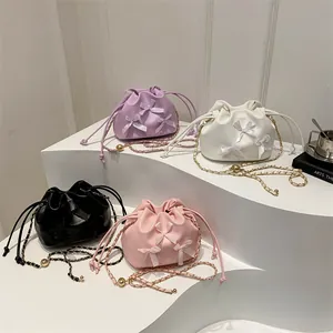 Schleife Kordelzug Beuteltasche mit Kettenträger in Violett Weiß Schwarz und Rosa