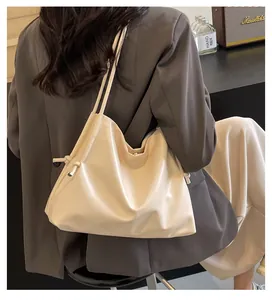 Vista trasera detallada de un bolso shopper minimalista de cuero PU suave en color crema
