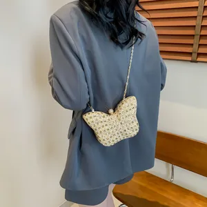 Bolso bandolera elegante con forma de mariposa con lentejuelas champagne y cadena dorada