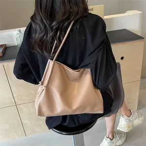 Bolso tote minimalista de piel suave beige con gran capacidad y textura lisa