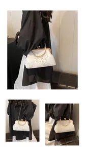 Détails du sac coquille blanc avec broderie papillon, perles et franges élégantes