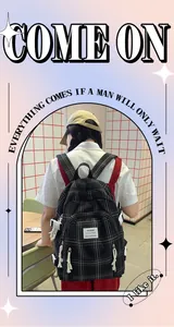 Detailansicht der Rückseite eines schwarz-weiß karierten Leinenrucksacks mit Etiketten