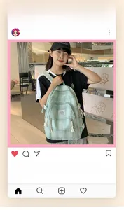 Details des minzgrünen karierten Canvas-Rucksacks mit Baumwollquaste und Modelabel