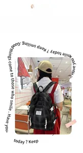 Karo-Rucksack aus Baumwolle an 165 cm großem Model zur Darstellung der Taschengröße