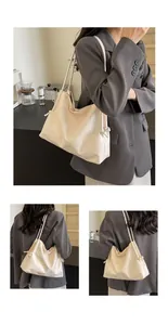 Detalle de bolso tote crema de piel suave con nudos de cordón laterales y correas finas