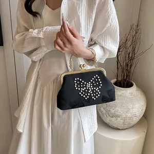 Sac de soirée noir élégant avec motif papillon en perles et poignée en métal doré